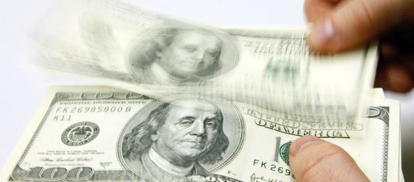 Мужчина пересчитывает доллары США, фото из архива - Sputnik Азербайджан