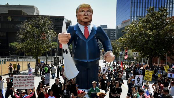 Члены Коалиции по защите прав мигрантов выкрикивают лозунги против Трампа в Лос-Анджелесе, штат Калифорния на 1 мая 2016 - Sputnik Азербайджан