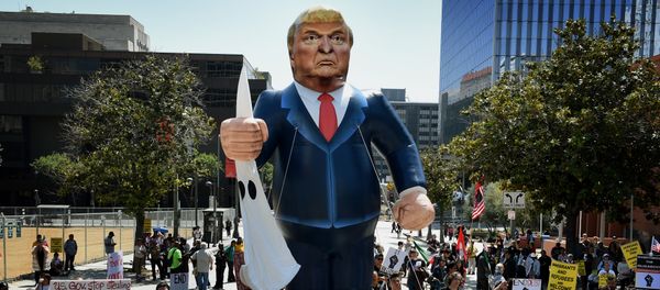 Члены Коалиции по защите прав мигрантов выкрикивают лозунги против Трампа в Лос-Анджелесе, штат Калифорния на 1 мая 2016 - Sputnik Азербайджан