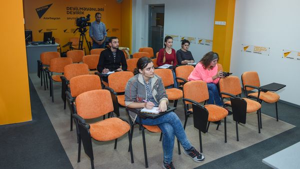 Пресс-конференция на тему Об успехе картины Али и Нино и тенденциях в национальном кино в мультимедийном пресс-центре Sputnik Азербайджан. - Sputnik Азербайджан
