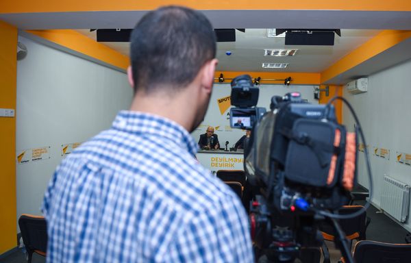 Пресс-конференция на тему Об успехе картины Али и Нино и тенденциях в национальном кино в мультимедийном пресс-центре Sputnik Азербайджан. - Sputnik Азербайджан