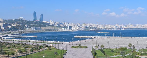 Вид на бакинский бульвар и комплекс Flame Towers в Баку - Sputnik Азербайджан
