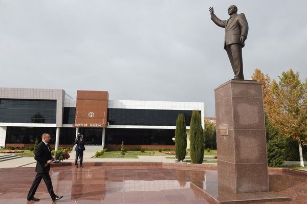 Президент Ильхам Алиев совершил поездку в Бейлаганский район - Sputnik Азербайджан