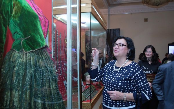 На выстаке демонстрируются головные уборы, пуговицы, воротники и перчатки и другие экспонаты - Sputnik Азербайджан