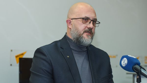 Российский политолог Евгений Михайлов в Мультимедийном пресс-центре Sputnik Азербайджан - Sputnik Азербайджан