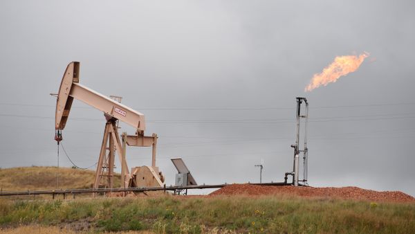 Нефтяной насос и газовый факел, архивное фото - Sputnik Азербайджан
