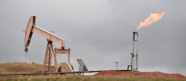 Нефтяной насос и газовый факел в городе Уиллистон, штат Северная Дакота, 6 сентября 2016 года - Sputnik Азербайджан