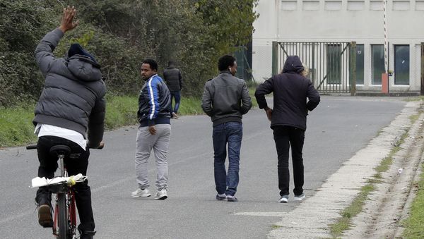 Мигранты гуляют во дворе убежища для беженцев в Кастельнуово-ди-Порто, Рим, 14 ноября 2016 года - Sputnik Азербайджан