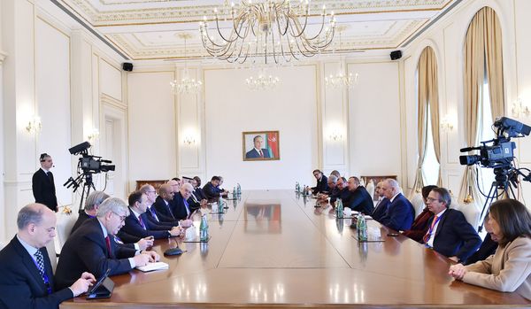 Президент Азербайджана Ильхам Алиев принял группу участников V Всемирного конгресса новостных агентств - Sputnik Азербайджан