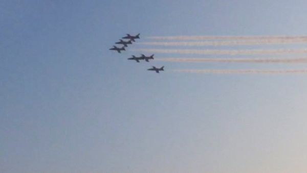 Российские истребители рисуют сердца в иранском небе - Sputnik Азербайджан