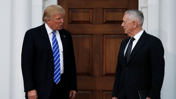Встреча избранного президента США Дональда Трампа с генералом Корпуса морской пехоты США Джеймсом Н. Мэттисом в Национальном гольф-клубе Трампа в Бедминстере, 19 ноября 2016 года - Sputnik Азербайджан