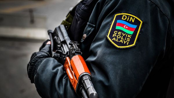 Сотрудник Полицейского полка быстрого реагирования при МВД Азербайджана, фото из архива - Sputnik Азербайджан