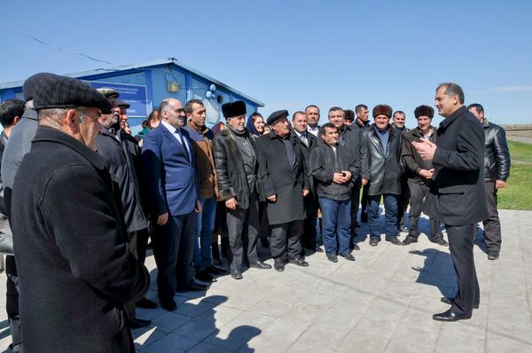 Глава исполнительной власти Имишлинского района Вильям Гаджиев на встрече с вынужденными переселенцами - Sputnik Азербайджан