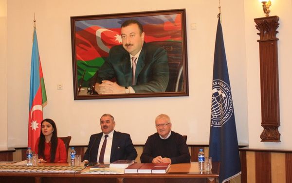 Студентка-поэтесса С.Гадирова, директор Русской экономической школы М.Бархударов и руководитель представительства Россотрудничества в Азербайджане В.Денисов - Sputnik Азербайджан