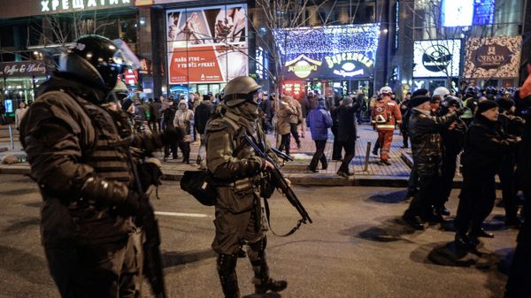 Сотрудники правоохранительных органов в Киеве, где проходит акция, посвященная годовщине начала событий на Майдане - Sputnik Азербайджан