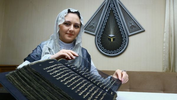 Азербайджанская художница и мастер по росписи Тунзале Мамедзаде и ее шелковый Коран - Sputnik Азербайджан