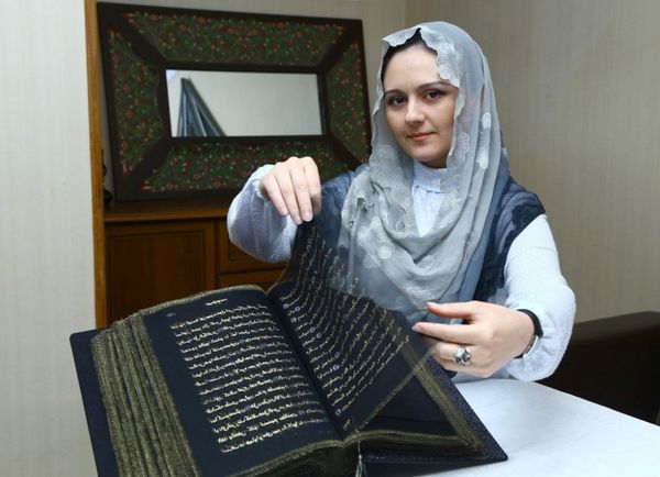 Идея создать священную книгу из ткани пришла девушкев годы учебы в Университете Мармары в Стамбуле - Sputnik Азербайджан
