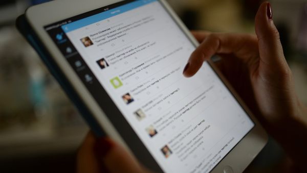 Страница сайта Twitter на экране планшетного компьютера, фото из архива - Sputnik Азербайджан