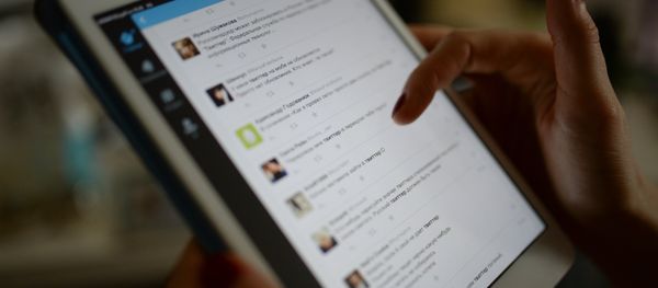 Страница сайта Twitter на экране планшетного компьютера, фото из архива - Sputnik Азербайджан
