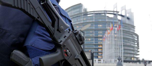 Французский полицейский стоит на страже перед Европейским парламентом в Страсбурге, Франция, 21 ноября 2016 года Французский полицейский стоит на страже перед Европейским парламентом в Страсбурге, Франция, 21 ноября 2016 года - Sputnik Азербайджан