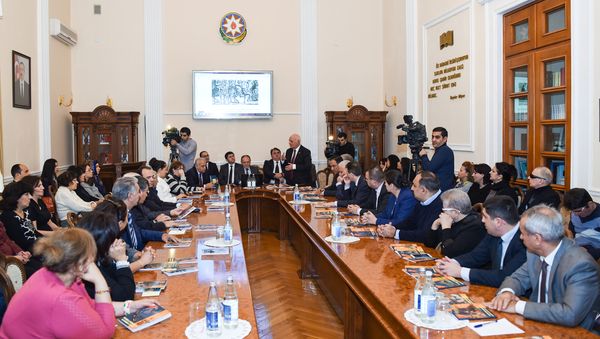 В Президентской библиотеке Управления делами президента АР состоялась презентация четырех брошюр на азербайджанском, английском и русском языках по истории Иреванского ханства - Sputnik Азербайджан