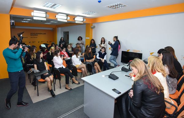Пресс-конференция на тему Подготовка к проведению конкурса Baku Fashion Week в Мультимедийном пресс-центре Sputnik Азербайджан - Sputnik Азербайджан