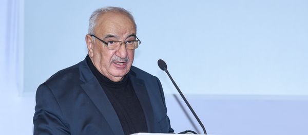 Вице-премьер Азербайджана Абид Шарифов выступает на железнодорожном бизнес-форуме Стратегическое партнерство 1520: Каспийский регион - Sputnik Азербайджан
