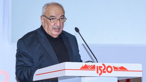 Вице-премьер Азербайджана Абид Шарифов выступает на железнодорожном бизнес-форуме Стратегическое партнерство 1520: Каспийский регион - Sputnik Азербайджан