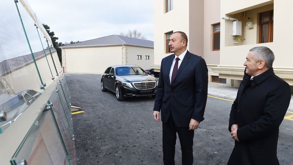 Ильхам Алиев принял участие в открытии нового жилого здания, построенного в Сабунчинском районе - Sputnik Азербайджан