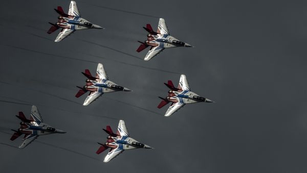 Многоцелевые истребители МиГ-29 пилотажной группы Стрижи во время показательных учений на полигоне Алабино, фото из архива - Sputnik Азербайджан
