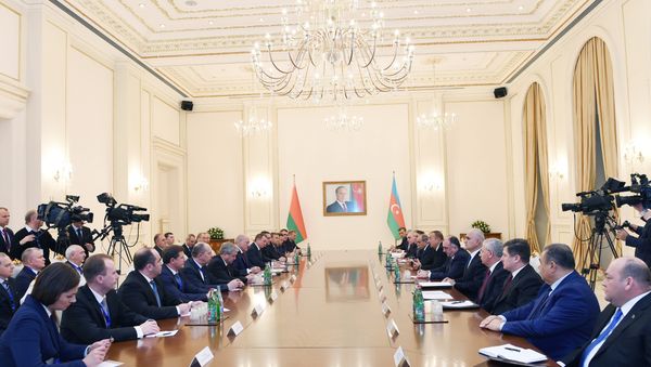 Состоялась встреча Ильхама Алиева и Президента Республики Беларусь Александра Лукашенко в расширенном составе Состоялась встреча Ильхама Алиева и Президента Республики Беларусь Александра Лукашенко в расширенном составе - Sputnik Азербайджан