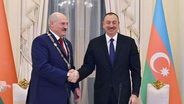 Ильхам Алиев вручает орден Гейдар Алиев Александру Лукашенко - Sputnik Азербайджан