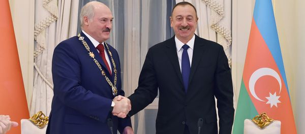 Ильхам Алиев вручает орден Гейдар Алиев Александру Лукашенко - Sputnik Азербайджан