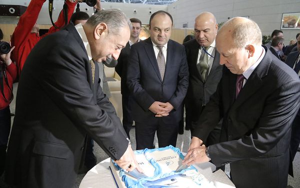 Вице-президент авиакомпании AZAL Эльдар Гаджиев и генеральный директор аэропорта Внуково Василий Александров - Sputnik Азербайджан