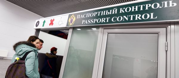 Паспортный контроль в московском аэропорту, фото из архива - Sputnik Азербайджан