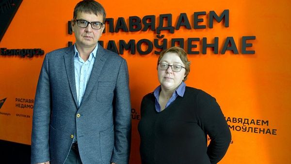 Корреспондент агентства Sputnik Беларусь Елена Ольшанская и глава инвесткомпании Юнитер Андрей Дерех - Sputnik Азербайджан