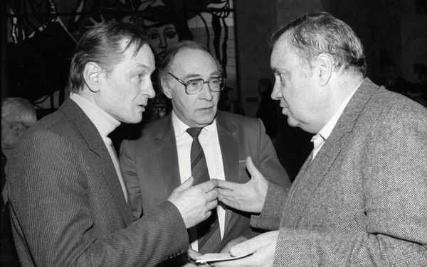 Народный артист РСФСР Михаил Ножкин (слева), народный артист СССР Вячеслав Тихонов (в центре) и народный артист, кинорежиссер Эльдар Рязанов (справа) - Sputnik Азербайджан