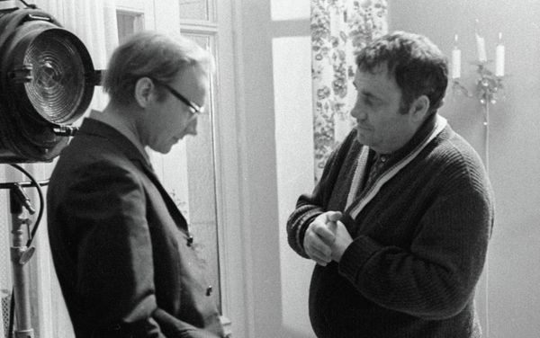 Режиссер Эльдар Рязанов (слева) и актер Андрей Мягков (слева) беседуют в перерыве между съемками - Sputnik Азербайджан