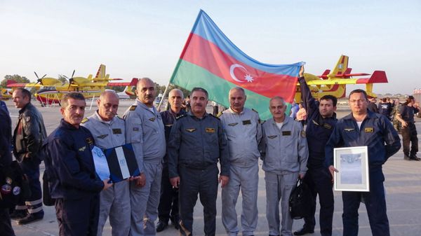 Министр внутренней безопасности Израиля Гилад Эрдан  с сотрудниками МЧС Азербайджана, участвовавшими в тушении пожаров в Израиле - Sputnik Азербайджан