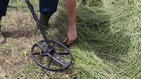 Сапер с миноискателем, фото из архива - Sputnik Азербайджан