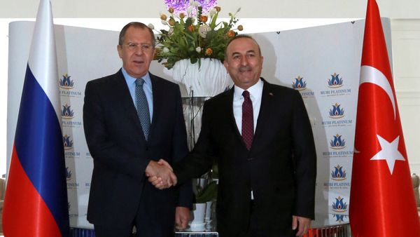 Министр иностранных дел Турции Мовлут Чавушоглу (справа) со своим российским коллегой Сергеем Лавровым - Sputnik Азербайджан
