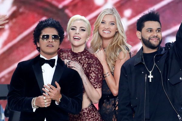 Музыканты Бруно Мрас, Леди Гага и The Weeknd с моделью Эльза Хоск после показа мод в рамках шоу Victoria's Secret 2016 в Париже - Sputnik Азербайджан
