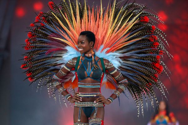 Модель Мария Боргес на показе мод в рамках шоу Victoria's Secret 2016 в Париже - Sputnik Азербайджан