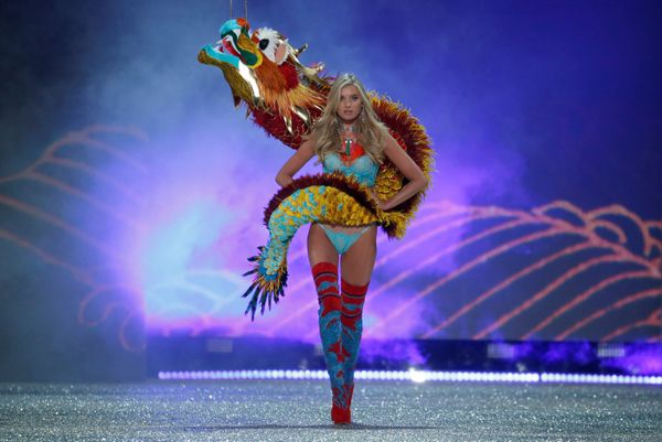 Модель Эльза Хоск на показе мод в рамках шоу Victoria's Secret 2016 в Париже - Sputnik Азербайджан