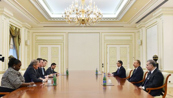 Президент Азербайджана Ильхам Алиев принял делегацию во главе с заместителем советника министра торговли США по региону Европы, Среднего Востока и Африки Майклом Лалли - Sputnik Азербайджан