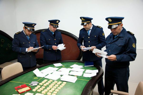 Сотрудники Министерства налогов АР ведут предварительное расследование по адресу проведения незаконных спортивных азартных игр - Sputnik Азербайджан