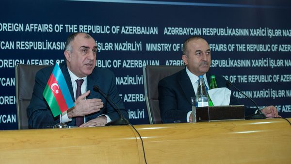 Совместная пресс-конференция глав МИД Азербайджана и Турции Эльмара Мамедъярова и Мевлюта Чавушоглу, Баку, 3 декабря 2016 года - Sputnik Азербайджан