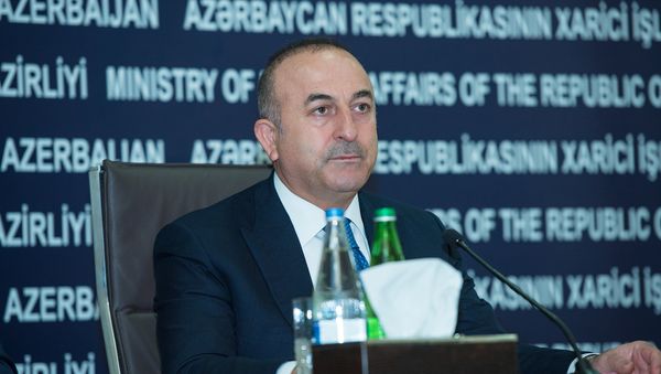 Türkiyənin xarici işlər naziri Mövlud Çavuşoğlu həmkarı Elmar Məmmədyarovla görüşdən sonra keçirilən mətbuat konfransında - Sputnik Азербайджан