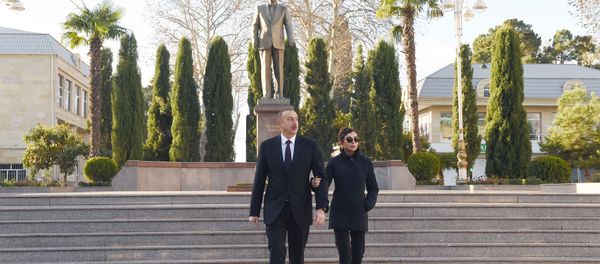 Президент Азербайджана Ильхам Алиев и его супруга Мехрибан Алиева в Тертерском районе - Sputnik Азербайджан