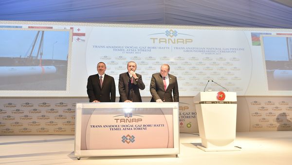Президенты Азербайджана, Турции и Грузии Ильхам Алиев, Реджеп Тайиб Эрдоган и Георгий Маргвелашвили на церемонии закладки фундамента Трансанатолийского газопровода, Турция, Карс, 17 марта 2015 года. - Sputnik Азербайджан